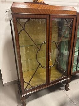 Anglická vitrína Chippendale / Queen Anne