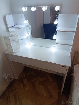Kozmetický stolík