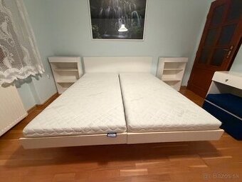 Manželská posteľ drevená biela s matracmi
