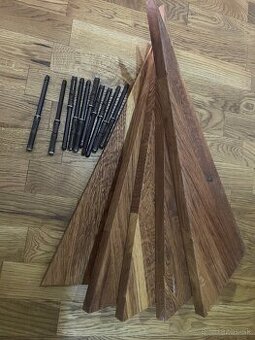 nové police z dubového masívu s konzolam