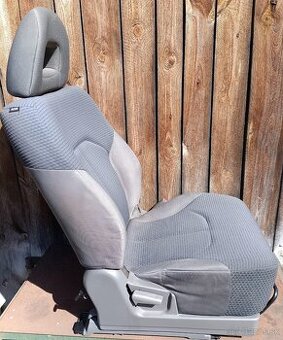 Predám sedadlo spolujazdca Mitsubishi Pajero III 3 dverové