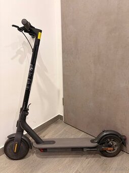 Elektrická kolobežka Xiaomi Mi Electric Scooter Essential