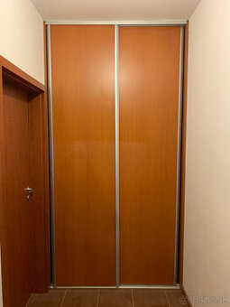 Predám zachovalú vstavanú skriňu.