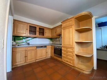 Kuchynská linka – MASÍVNE dvierka – NA SKLADE