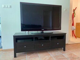 133 cm uhlopriečka TV Samsung a aj TV skrinka pod TV