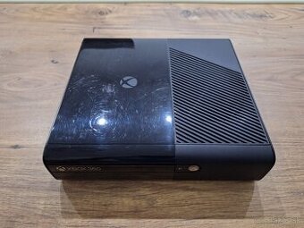 Samostatná herná konzola Xbox 360E 4GB - 1