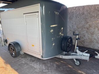 JEDNONÁPRAVOVÝ BRZDENÝ SKRIŇOVÝ PRÍVES DEBON C400