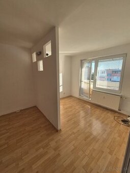 Na predaj_1.izbový byt+balkón_Levice