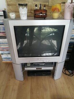TV so stolíkom