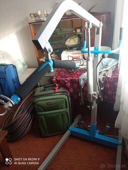 Zdvíhacie zdravotnicke zariadenie na polohovanie pacienta