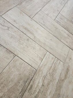 Gresová dlažba, vzor drevo