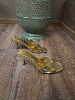 Zlaté sandále na podpätku – ZARA č.39