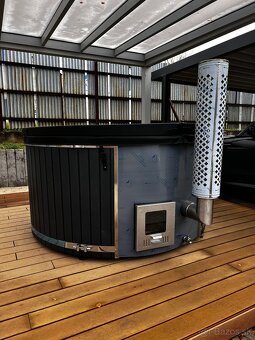 Luxusná kúpacia kaďa s integrovanou pecou