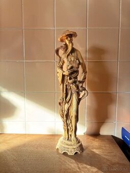 alabastrová soška čínskeho mudrca