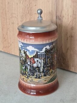 pivný krígel s deklom hnedý 0,5L