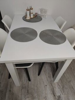 Jedálenský set stôl a stoličky