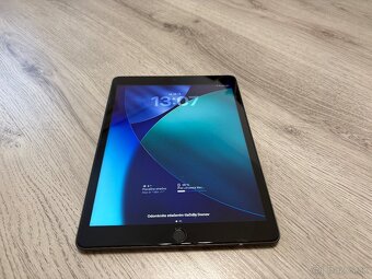 iPad 10,2” + Apple Smart Keyboard Case + stylus UNIQ + obal