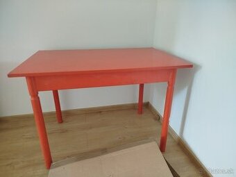 Starší zachovalý nábytok