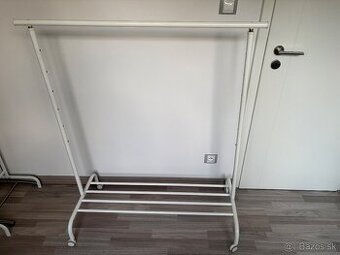 darujem za odvoz stojan na oblečenie IKEA