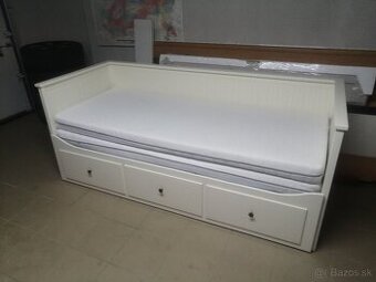 Postel Ikea Hemnes s 2 matracmi