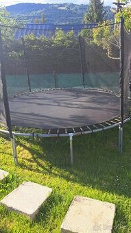 Trampolína