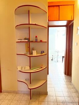 Polica na stenu, zachovalá