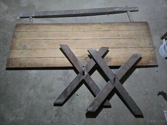 Mäsiarsky stôl z dreva