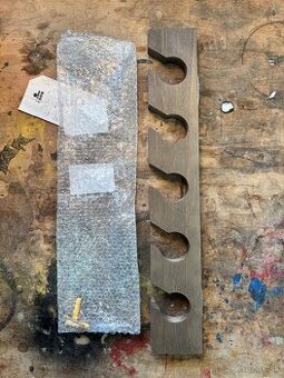 Drevený držiak na šiltovky