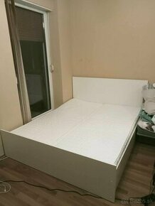 Biela drevená manželská posteľ