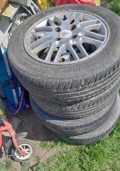 predam pneumatiky na ford focus