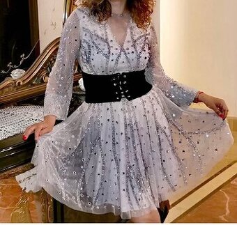 Spoločenské šaty.