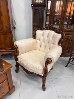 Elegantné kreslo – ručne vyrezávané drevo, kožený poťah