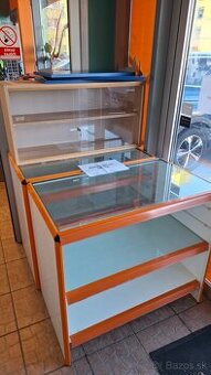 Sklenený pult + Drevená polica + Poličky