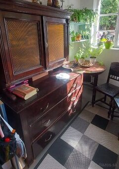 Starožitna drevená komoda a stôl