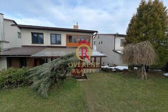 Exkluzívne na predaj priestranný rodinný dom so slnečnou záh