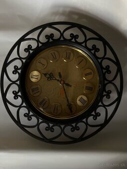 Hodiny na stenu JANTÁR - ZSSR. Na 1 ,5 volt