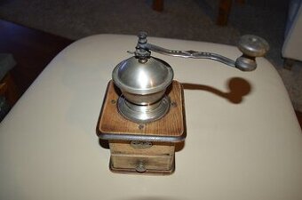 predam starozitny mlyncek na kavu Fabrik Marke K&M