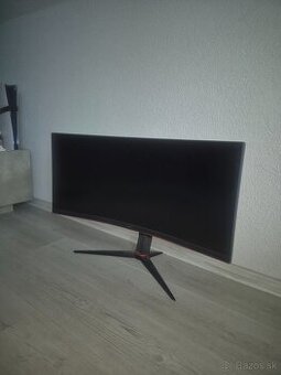 Predám: AOC 34" Zakrivený Gaming Monitor – Výborný Stav