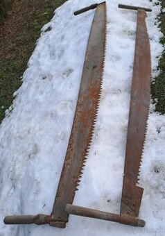 Starožitné náradie: kosa a obojručné píly na predaj