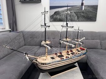 Dreveny model plachetnice.