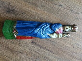 Stará drevená socha Madona s dieťaťom