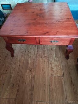 Konferenčný stolík z masívu