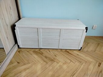 Predám bielu truhlicu šírka 120 cm