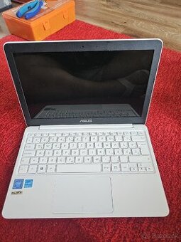 Asus E200h model bielé na náhradné diely