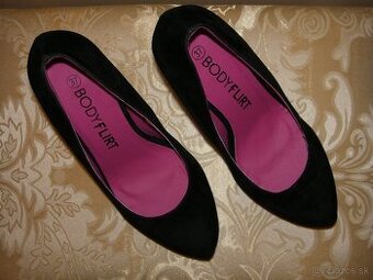 NOVÉ čierne zamatové lodičky veľ. 36 (osobný odber)