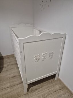 Biela postieľka so sovičkami