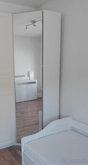 vysoká rohová skriňa