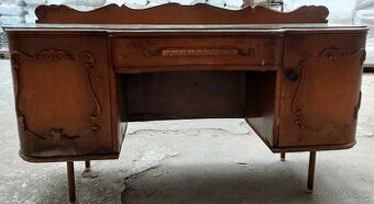 Krásny starodávny stôl