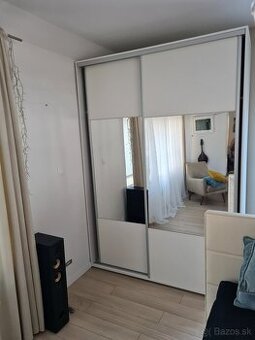 Šatníková skriňa so zrkadlom
