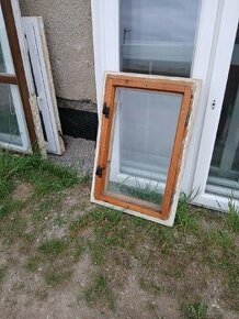 Predám staré drevené okno 560 x 840 mm